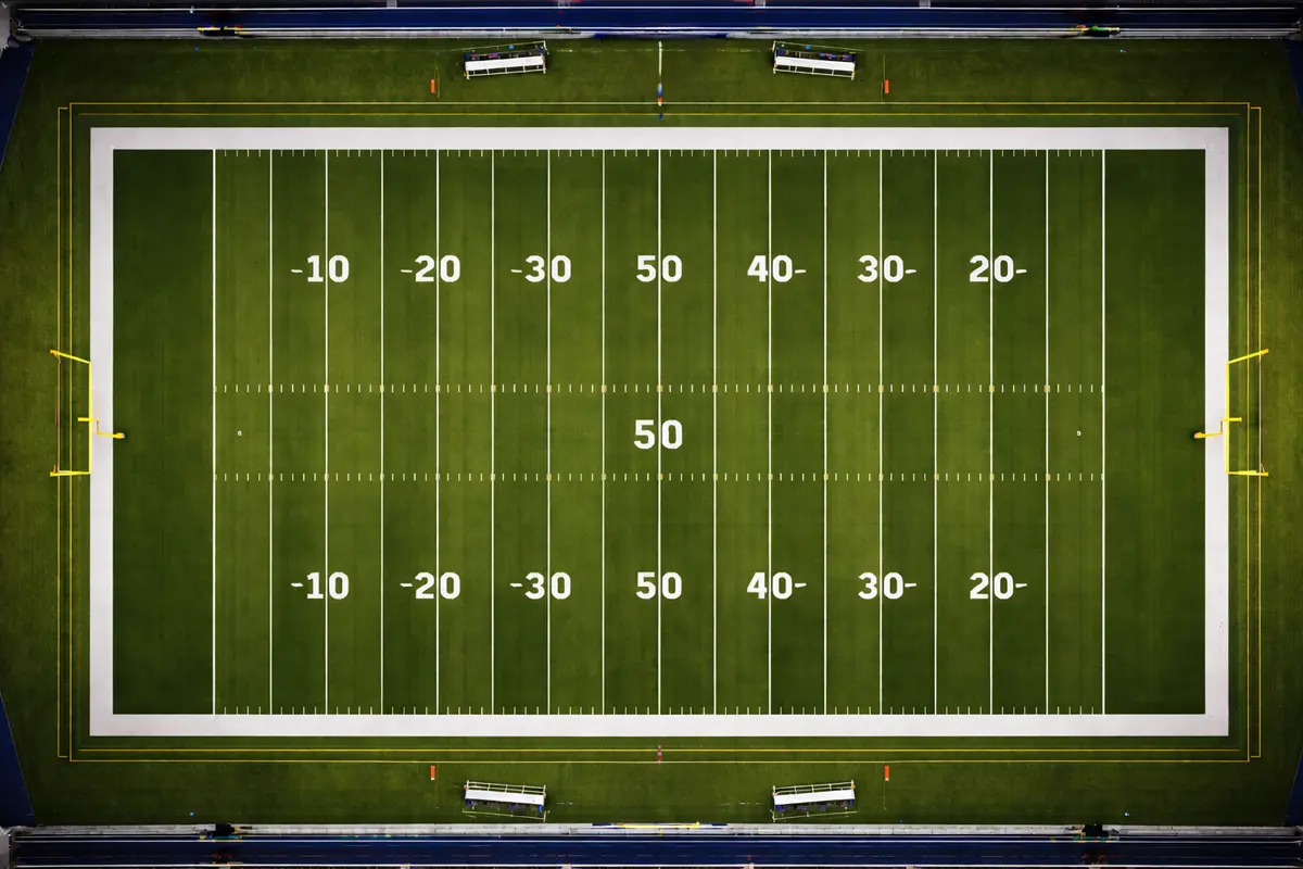 Draufsicht auf ein NFL-Spielfeld mit Yard-Linien und Markierungen – Statistiken und Analyse