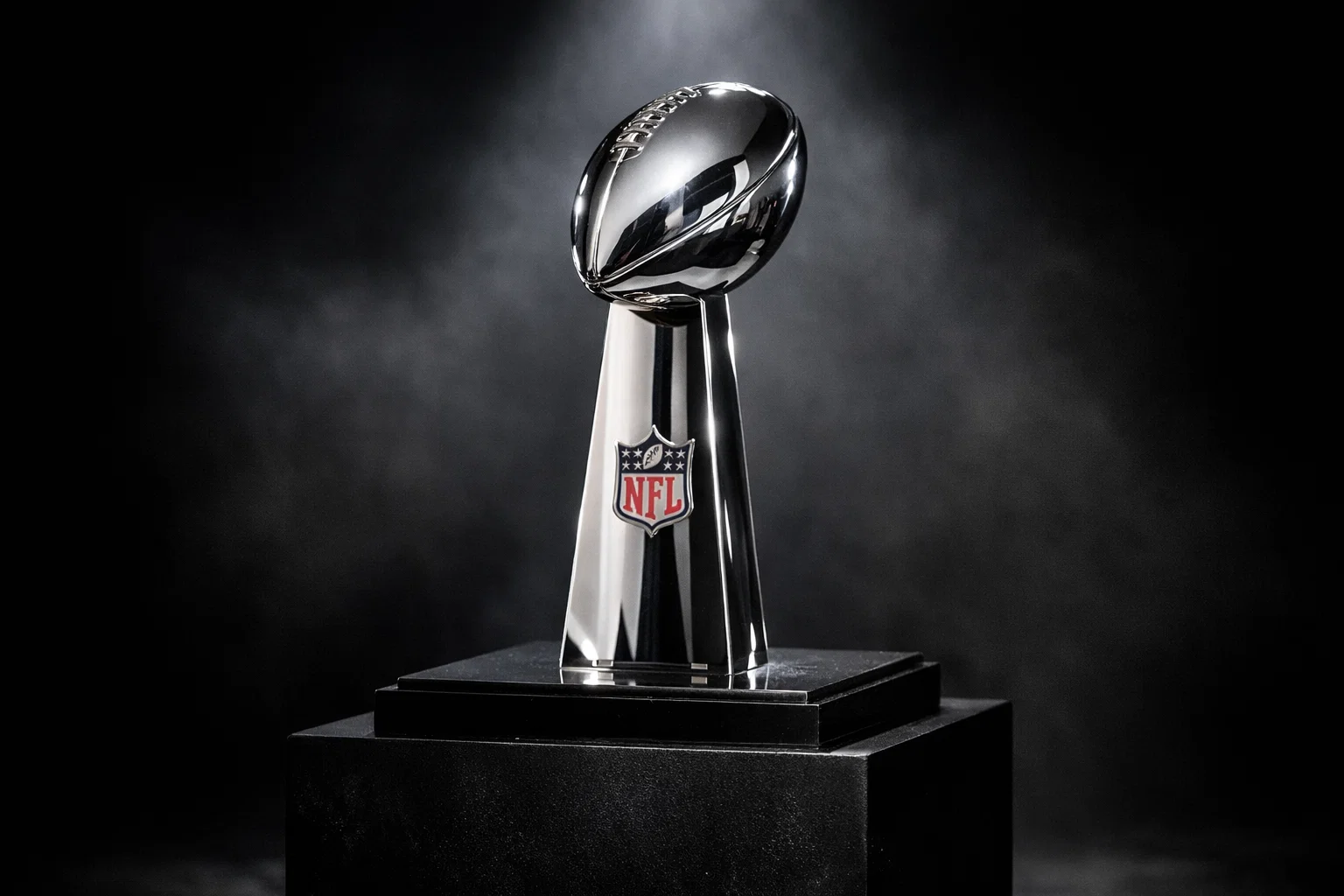 Vince Lombardi Trophy vor einem NFL-Spielfeld